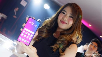 Bicara spesifikasi, Find X hadir dengan layar penuh tepian melengkung berukuran 6,4 inch dengan rasio screen-to-body tertinggi saat ini di pasaran, yakni 93,8%. Resolusinya Full HD+ dengan aspek rasio 19,5:9.  (Foto: detikINET/Adi Fida Rahman)
