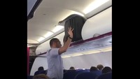 Video tersebut diunggah akun Larry Lee @lazblue pada 12 Juli 2018 lalu. Tak dijelaskan dalam penerbangan apa dan ke mana kejadian tersebut.  (Foto: Dok. Twitter Larry Lee via news.com.au)