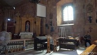 Tidak jauh dari altar Patung Yesus terdapat tempat untuk paduan suara gereja. Terlihat ada piano, gitar dan beberapa alat musik yang biasa digunakan untuk beribadah (Syanti/detikTravel) 