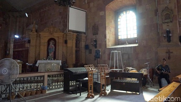 Tidak jauh dari altar Patung Yesus terdapat tempat untuk paduan suara gereja. Terlihat ada piano, gitar dan beberapa alat musik yang biasa digunakan untuk beribadah (Syanti/detikTravel) Tidak jauh dari altar Patung Yesus terdapat tempat untuk paduan suara gereja. Terlihat ada piano, gitar dan beberapa alat musik yang biasa digunakan untuk beribadah (Syanti/detikTravel)