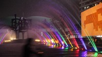 Lampu warna-warni itu berada di air mancur.