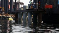 Para pekerja juga terlihat beraktifitas di kedua pulau.