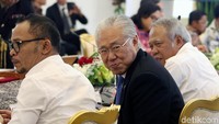 Seluruh menteri hadir dalam rapat tersebut.