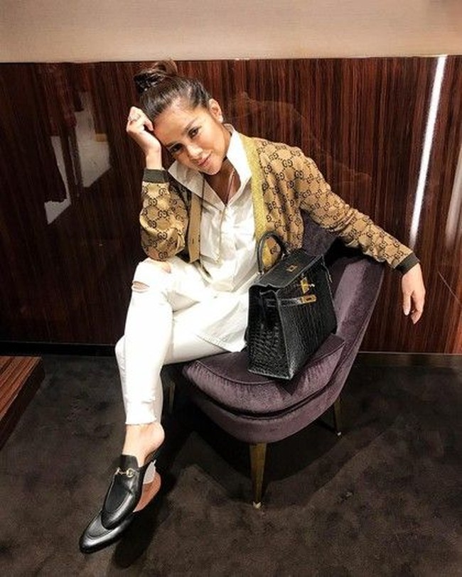 Menyambut akhir pekan, Olla Ramlan yang menjadi caleg partai Nasdem berpose stylish dalam balutan kemeja dan celana putih serta cardigan wool dari brand Gucci seharga US$ 1.500. Terlihat juga di sampingnya tas Hermes Kelly 32 cm seharga US$ 49 ribu atau Rp 700 jutaan. Foto: Instagram