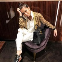 Menyambut akhir pekan, Olla Ramlan yang menjadi caleg partai Nasdem berpose stylish dalam balutan kemeja dan celana putih serta cardigan wool dari brand Gucci seharga US$ 1.500. Terlihat juga di sampingnya tas Hermes Kelly 32 cm seharga US$ 49 ribu atau Rp 700 jutaan. Foto: Instagram