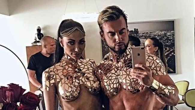 Pada 2018 ini, The Black Tape Project berkesempatan tampil di Miami Swim Week, pekan mode yang menampilkan berbagai tren swimwear terbaru. Karyanya pun langsung mencuri perhatian. Apalagi Joel sempat menunjukkan kemampuannya mendandani model dengan baju renang selotip secara live di atas catwalk. Foto: Instagram Black Tape Project