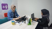 Berjam-jam duduk di kantor merupakan salah satu bentuk gaya hidup sedenter yang bisa berisiko menimbulkan banyak penyakit. (Model: Yasmin Nur Safira/Foto: Frieda Isyana Putri)