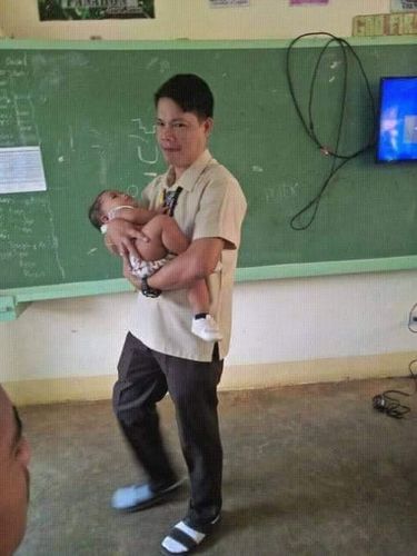 Gendong dan Jaga Bayi Murid Selama Ujian, Guru Ini Jadi Viral