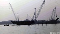 Nelayan memprotes pembangunan jembatan ini karena muara Sungai Dadap saat ini menjadi satu-satunya akses nelayan untuk melaut. Jika pengerjaan dilanjutkan, dia khawatir mata pencarian warga setempat akan terpengaruh.