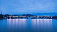 Pada malam hari, jembatan tersebut terlihat lebih indah dengan lampu-lampu yang menghiasi. Istimewa/Inhabitat.