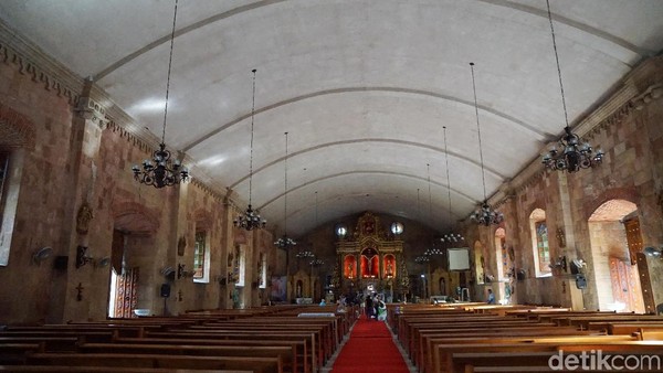 Gereja ini selesai dibangun pada tahun 1797 dengan bentuk bangunannya yang megah dan kaya akan relief menawan di masanya (Syanti/detikTravel) Gereja ini selesai dibangun pada tahun 1797 dengan bentuk bangunannya yang megah dan kaya akan relief menawan di masanya (Syanti/detikTravel)