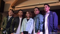 Band Geisha saat memperkenalkan vokalis baru bernama Regina Poetiray di Pisa Kafe, Menteng, Jakarta Pusat, Rabu (18/07). Foto: Pool/Noel/detikHOT