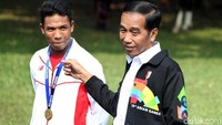 Jokowi memberikan pujian dan menunjukkan kebanggaannya atas keberhasilan Zohri mengharumkan nama Indonesia di kancah internasional.