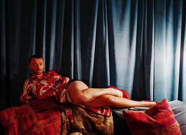 Di foto ini pelantun Stay With Me itu tampil begitu feminin. Dengan pose menggoda, Sam Smith tampil dengan jubah motif floral plus sepatu high heels merah.  Foto: Instagram (@samsmithworld)