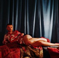 Di foto ini pelantun Stay With Me itu tampil begitu feminin. Dengan pose menggoda, Sam Smith tampil dengan jubah motif floral plus sepatu high heels merah.  Foto: Instagram (@samsmithworld)