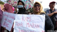 Bahkan ada salah satu poster yang menyinggung soal kebutuhan pangan lebih penting daripada pembangunan infrastruktur