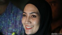 Steffy tersenyum saat keluar dari gedung KPK.