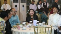 Wah, Puan Maharani terlihat sangat senang saat buka bersama keluarga Anindya Bakrie bulan Ramadan lalu. Di mejanya tersaji es buah hingga beberapa gelas kolak. Foto: Instagram kemenko_pmk  