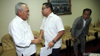 Menteri PUPR Basuki Hadimuljono bersalaman dengan Ketua Komisi V DPR Fary Djemy Francis sebelum rapat.