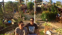 Marcel dan Mischa lagi-lagi terlihat santai bareng. Di kafe berkonsep sederhana ini mereka memilih minuman dingin dan air mineral. Foto: instagram @mischach