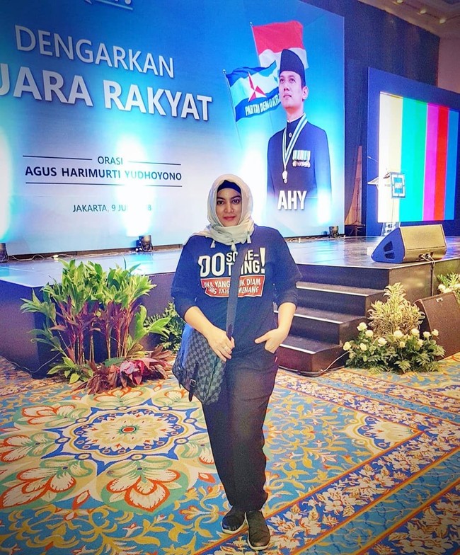 Mendaftar sebagai caleg melalui partai Demokrat, Jane Shalimar terlihat hadir saat Agus Harimurti Yudhoyono memberikan orasi politiknya. Pada momen tersebut, Jane yang memakai kaus partai Demokrat melengkapi penampilannya dengan tas Louis Vuitton yang harganya mencapai puluhan juta rupiah. Foto: Instagram