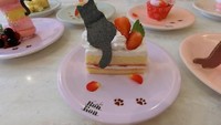 Interior Cafe Ron Ron bertema kucing, karenanya jangan lewatkan dessert motif kucing. Yang satu ini adalah strawberry shortcake. Gemas! Foto: Sora News 24