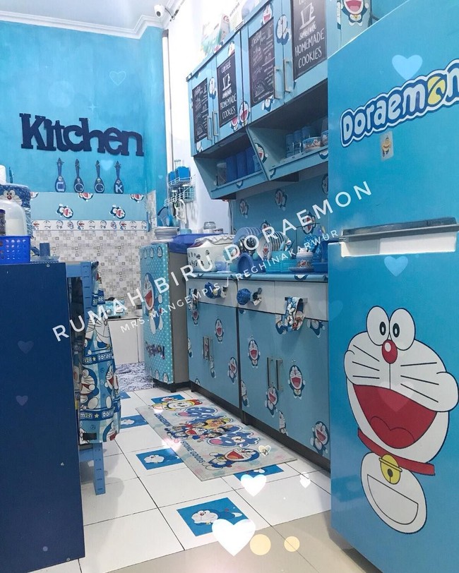 Dapur dengan dekorasi serba Doraemon. Pencinta Doraemon pasti akan betah berlama-lama masak di area ini. Foto: Instagram/@reghinakarwur