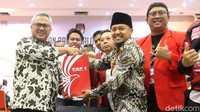 Sekjen PKPI Verry Surya Hendrawan menyerahkan berkas pendaftaran bacaleg kepada Ketua KPU Arief Budiman.