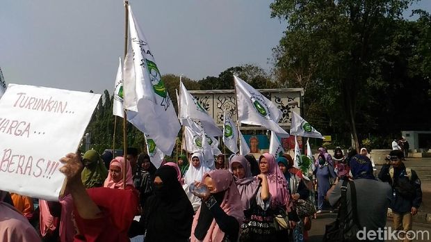 Demo Sembako Murah Emak emak Bawa Peralatan Dapur di Demo Sembako Murah Emak emak Bawa Peralatan Dapur di