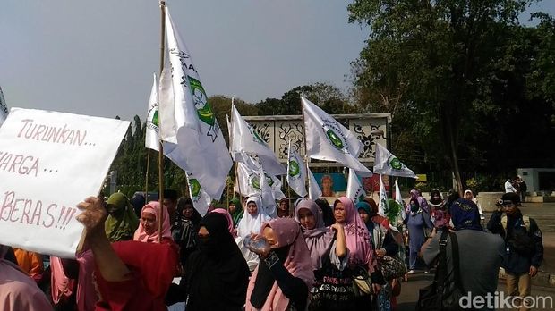 Demo Sembako Murah Emak emak Bawa Peralatan Dapur di 