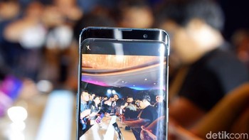 Oppo Find X menjadi istimewa karena kamera depan dan belakang tersembunyi di tengah, baru muncul otomatis jika aplikasi kamera ditekan. Foto: detikINET/Adi Fida Rahman