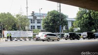 Meskipun sudah berlaku sejak 2 minggu yang lalu, pelaksanaan sistem ganjil genap ini masih belum efektif karena masih ada saja pengendara yang melanggar.