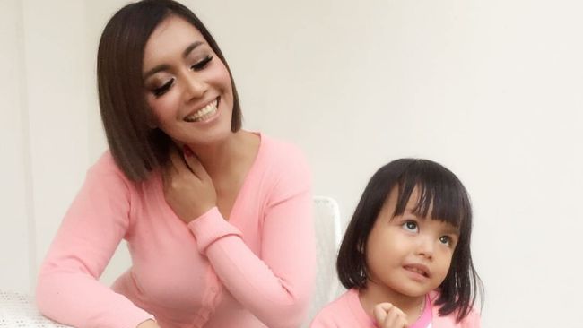 Foto Putri Denada di Awal Menjalani Pengobatan Leukemia