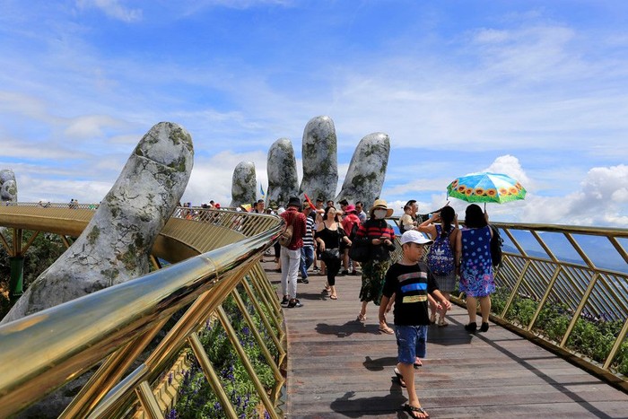 Salah satu jembatan di Da Nang, Vietnam memiliki panorama yang indah sekaligus memanjakan pengunjung karena bisa merasakan sensasi berjalan di atas tangan dewa.