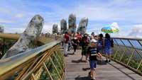 Berjalan di atas jembatan akan membuat pengunjung merasa berjalan di atas awan lho. (istimewa/newsexaminer)