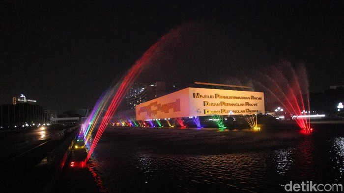 Komplek Parlemen Senayan terlihat cantik dengan dihiasi lampu warna-warni. Suasana itu dalam rangka menyambut HUT RI ke-73 dan juga Asian Games.