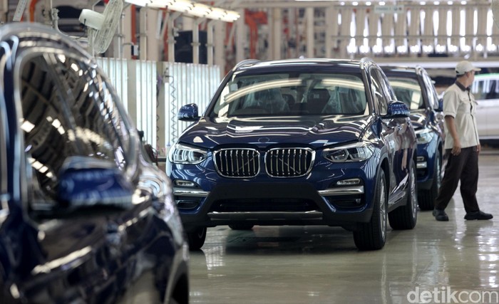 Melihat Perakitan All New BMW X3

Pekerja merakit mobil BMW All-new BMW X3 di BMW Production Network 2, PT Gaya Motor, Jakarta, Rabu (18/7). BMW Group Indonesia meningkatkan aktivitas produksinya dengan menambah investasi Rp20 miliar pada 2018, dana tersebut digunakan untuk memodernisasi jalur perakitan kendaraan yang diproduksi secara lokal di BMW Production Network 2, PT Gaya Motor. Grandyos Zafna/detikcom