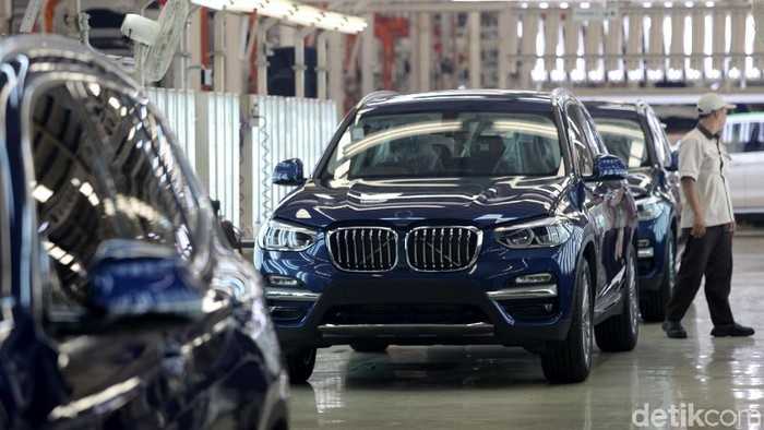 Melihat Perakitan All New BMW X3

Pekerja merakit mobil BMW All-new BMW X3 di BMW Production Network 2, PT Gaya Motor, Jakarta, Rabu (18/7). BMW Group Indonesia meningkatkan aktivitas produksinya dengan menambah investasi Rp20 miliar pada 2018, dana tersebut digunakan untuk memodernisasi jalur perakitan kendaraan yang diproduksi secara lokal di BMW Production Network 2, PT Gaya Motor. Grandyos Zafna/detikcom