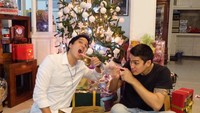 Mischa dan Marcel selalu kompak dalam berbagai momen. Ini saat mereka merayakan Natal. Keduanya terlihat mau melahap permen. Foto: instagram @mischach