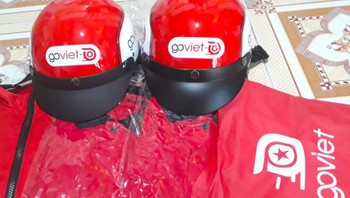 Jaket dan helm Go-Viet yang dominan warna merah. Foto: Techbike