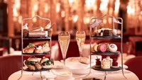 Bar Oscar Wilde di Hotel Café Royal menyajikan suasana klasik Inggris dengan dinding bermotif emas, cermin tinggi serta kursi panjang merah muda yang megah. Sehingga sangat manjakan acara afternoon tea pengunjung. Foto: DesignMyNight