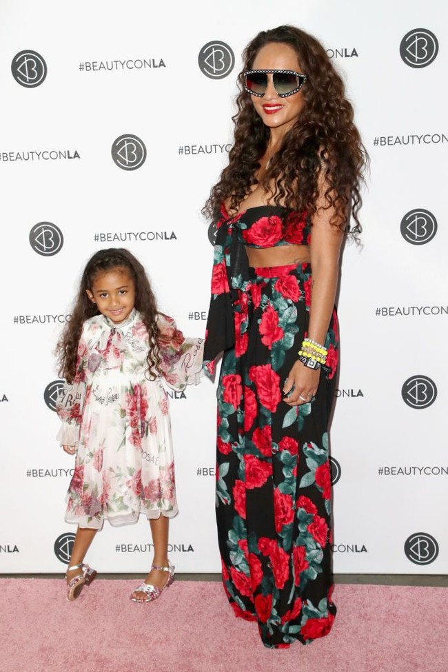 Royalty datang bersama sang ibu Nia Guzman, yang juga mengenakan busana bernuansa floral merah-hitam. Foto: Getty Images