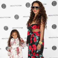 Royalty datang bersama sang ibu Nia Guzman, yang juga mengenakan busana bernuansa floral merah-hitam. Foto: Getty Images