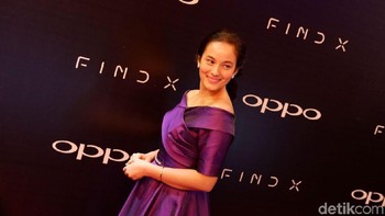Senada dengan Raisa, Chelsea Islan tak kalah cantik dengan gaun ungunya. (Foto: detikINET/Adi Fida Rahman)