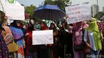 Emak-emak Bawa Wajan Demo di Istana