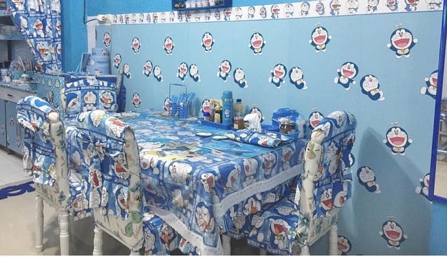 Kalau ini ruang makan yang berhubungan langsung dengan bagian dapur. Taplak meja dan kursi pun berlapis gambar Doraemon. Foto: Instagram/@reghinakarwur