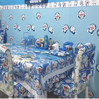 Kalau ini ruang makan yang berhubungan langsung dengan bagian dapur. Taplak meja dan kursi pun berlapis gambar Doraemon. Foto: Instagram/@reghinakarwur