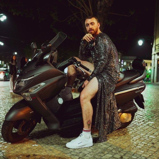 Pada hari ulang tahunnya ke-26 pada 19 Meil lalu, Sam pun tampil mengejutkan. Ia memamerkan foto di Instagram dengan menggunakan gaun bling-bling.  Foto: Instagram (@samsmithworld)