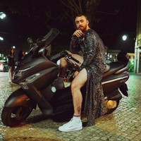 Pada hari ulang tahunnya ke-26 pada 19 Meil lalu, Sam pun tampil mengejutkan. Ia memamerkan foto di Instagram dengan menggunakan gaun bling-bling.  Foto: Instagram (@samsmithworld)