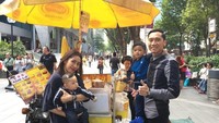 Berlibur ke Singapura bersama keluarga, Ibas membeli es krim potong yang paling terkenal di kawasan Orchard. Foto: Instagram @ibasyudhoyono
